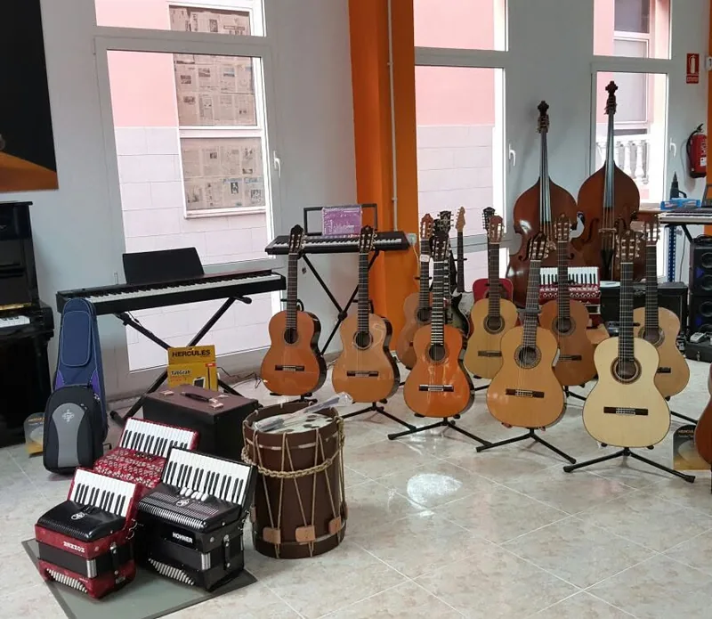 Guitarras clásicas, acordeones, teclados y un tambor en la tienda
